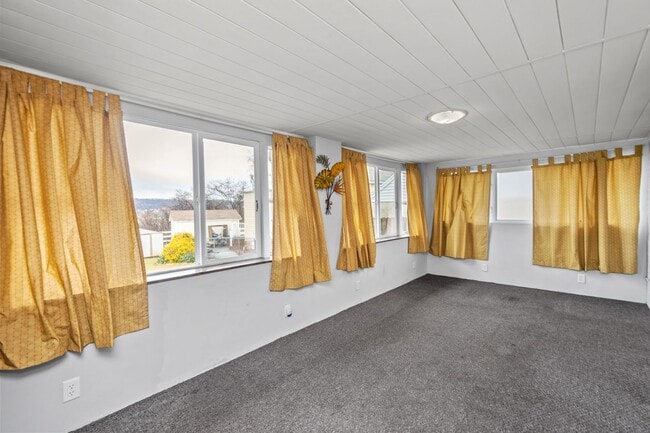 Building Photo - $200 OFF RENT FOR YOUR FIRST THREE MONTHS!...