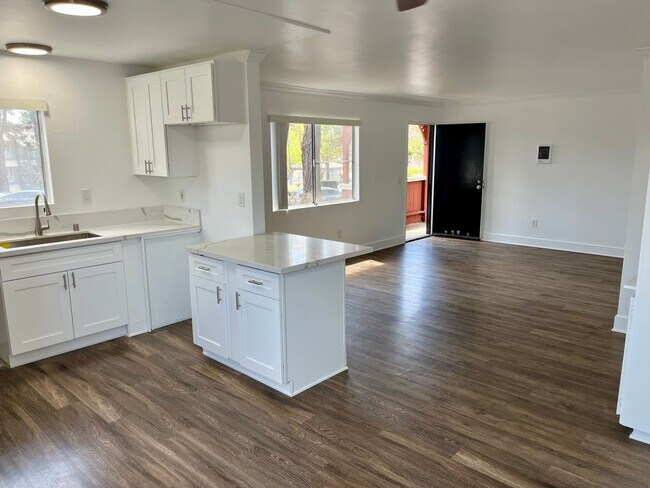 Building Photo - Remodeled 3 Bed/ 2 Bath Clairemont Mesa