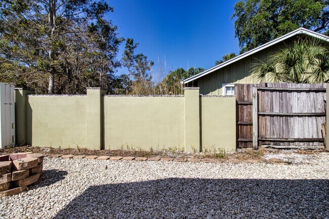 Building Photo - Indian Beach Park Duplex - walk to Ringling College!!
