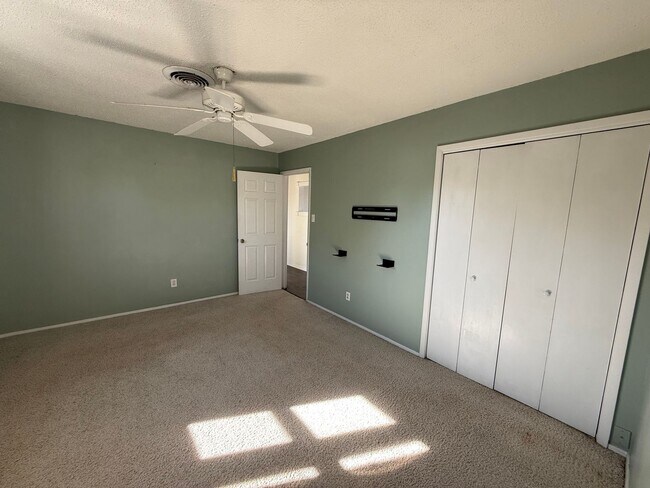 Building Photo - 4 Bed Brick Home! Zia School District! - Pets Welcome!!!