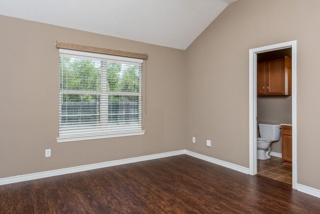 Building Photo - August Pre-Lease! Beautiful 3 Bed, 2 Bath ...