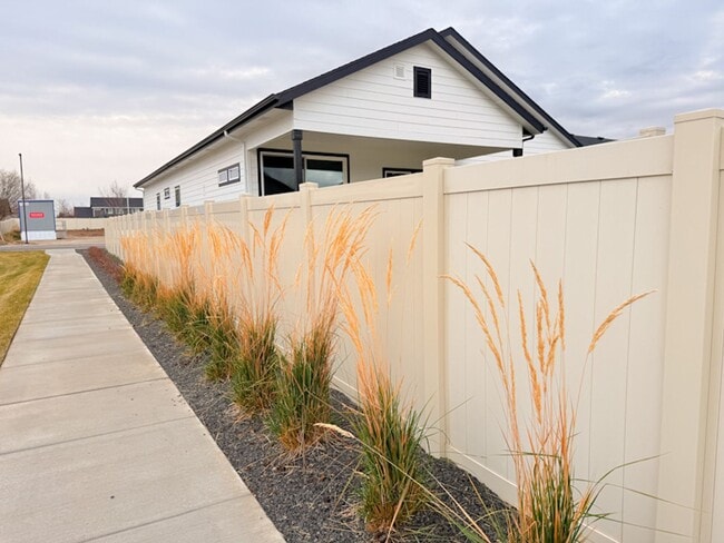 Building Photo - Elegant Nampa Home