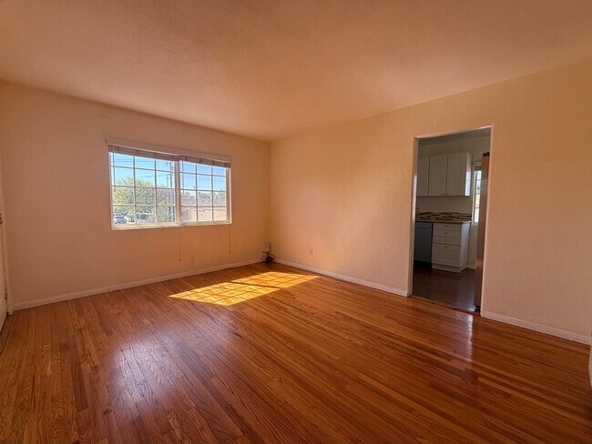 Building Photo - Kensington_Upper level Spacious 1Bed 1Bath reserved parking