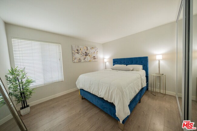 Building Photo - 15425 Sherman Way