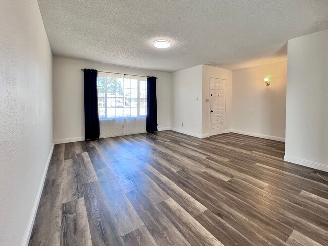 Building Photo - $2,250 Ashlan & Cornelia, 3 Bedroom House-...