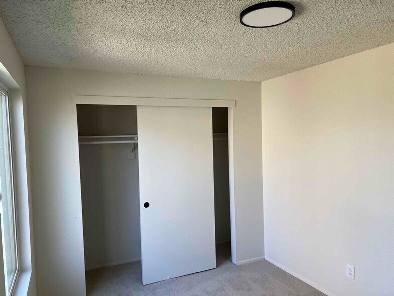 Building Photo - 906 NE Hacienda Ct