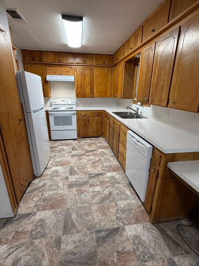 Building Photo - Large 3/2 with 2 living areas