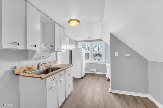 Building Photo - 14614 Glendale Ave