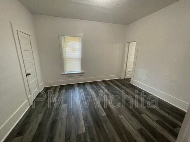 Building Photo - 2 Bedroom, 1 Bathrooms, newly renovated home, centrally located in Wichita Ks, will accept sectio...