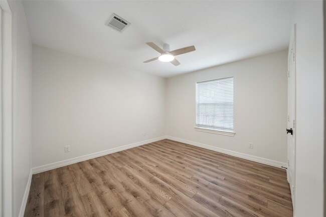 Building Photo - 5622 Lake Pl Dr