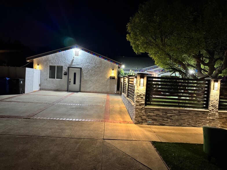 Primary Photo - 19158 Schoenborn St