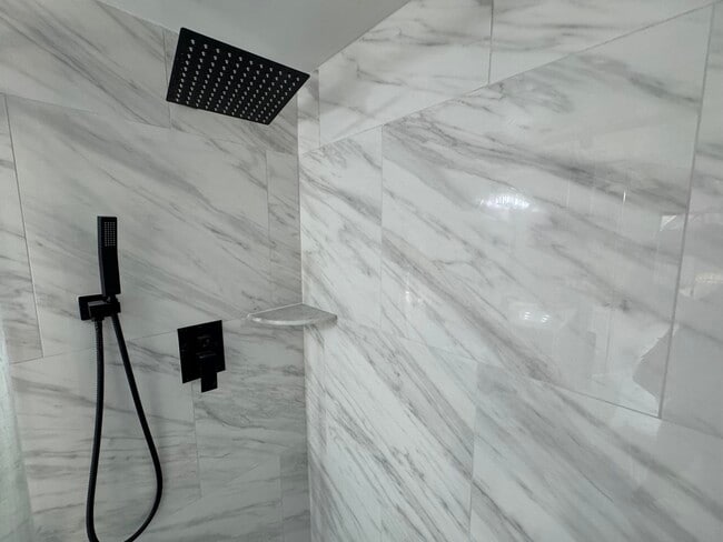 Building Photo - 802 Sky Pine Way