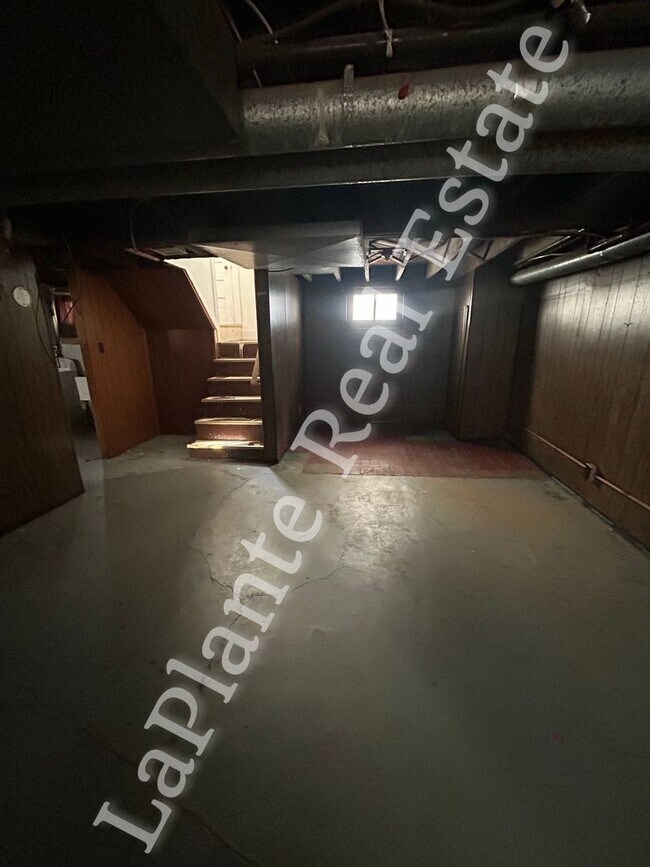 Building Photo - Comfy 3-Bedroom Home with Classic Charm in Toledo’s Old South End