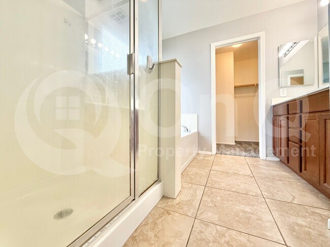 Building Photo - 1032 E Daniella Dr