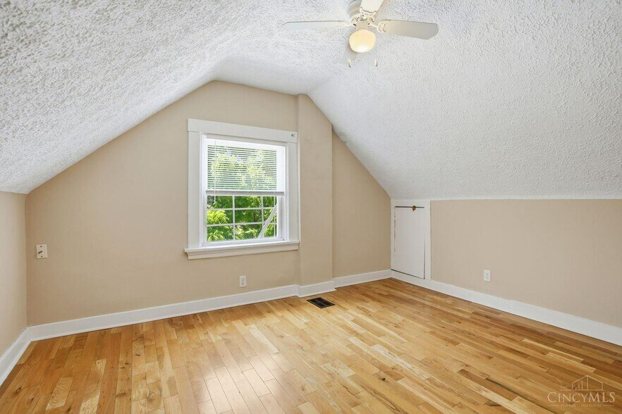 Building Photo - 2429 Robertson Ave