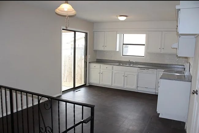 Building Photo - Spacious 3 bedroom duplex close to McConne...