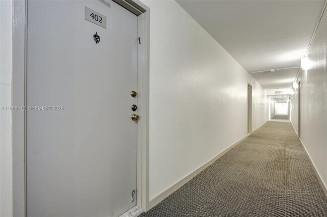 Building Photo - 3113 S Ocean Dr