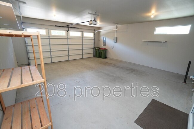 Building Photo - 407 W Pavilion Ln