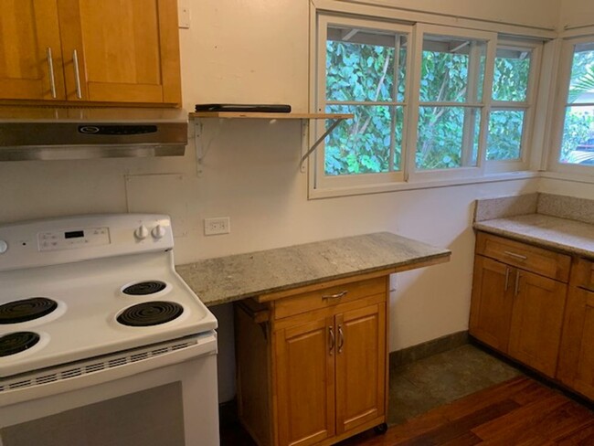 Building Photo - Waikiki Area - 3 bedrooms, 1 bath house - ...