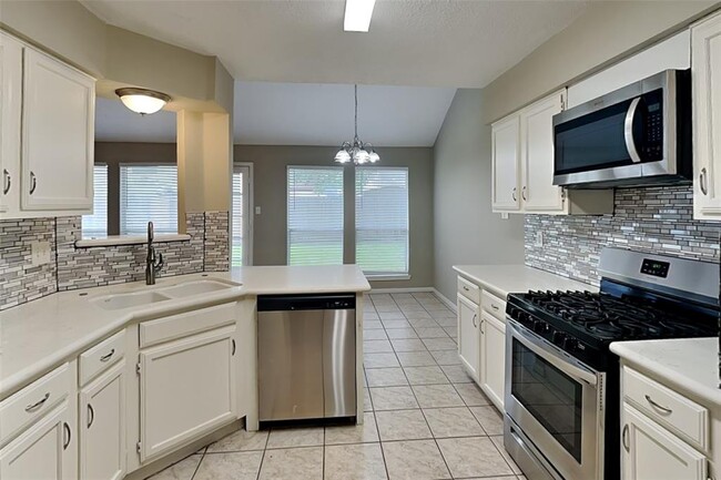 Building Photo - 8514 Greenleaf Lake Dr