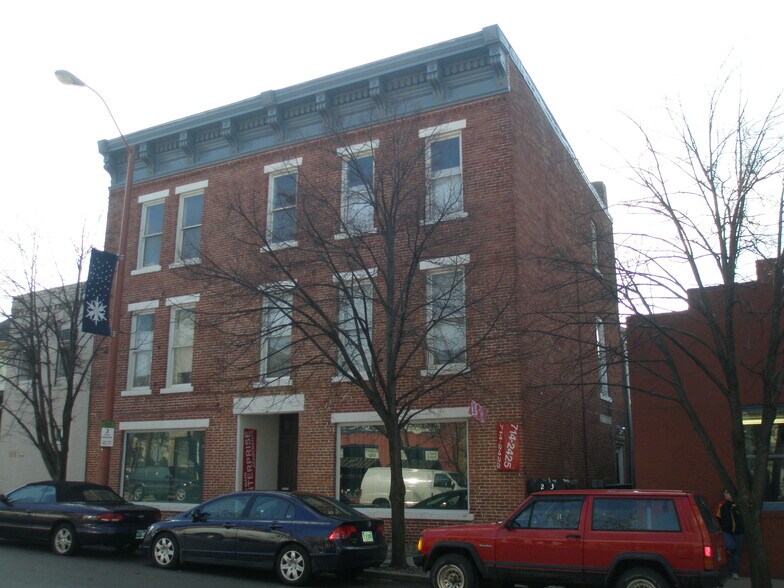 Building Photo - 1015 Main St