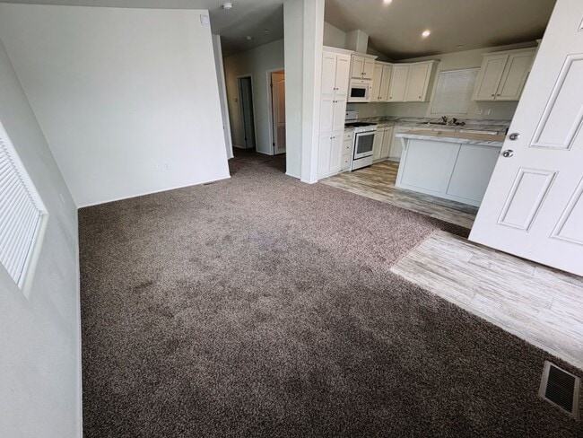 Building Photo - 4400 W Florida Ave