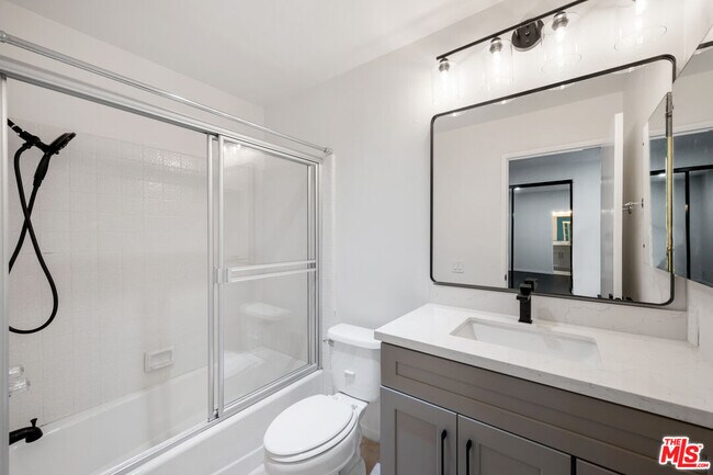 Building Photo - 310 Tahiti Way