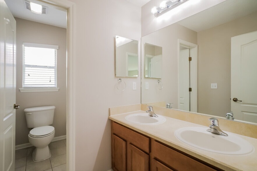 Building Photo - 644 Porta Rosa Circle