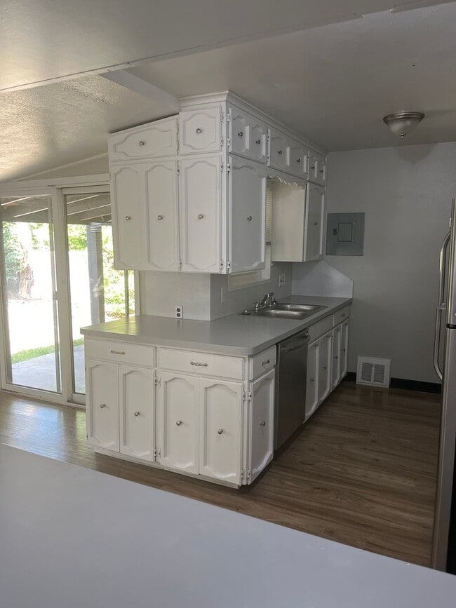 Building Photo - Spacious 2bd/1bth with a fully finished ba...