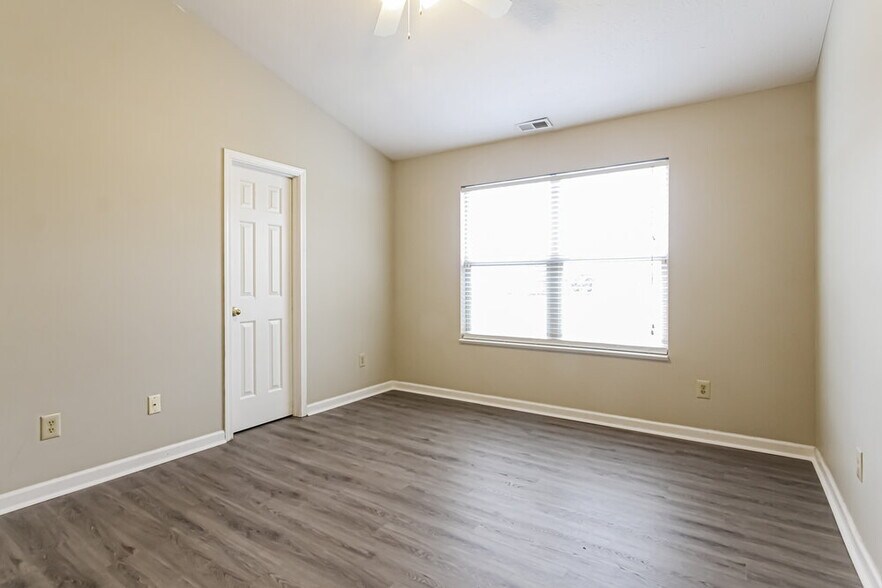 Building Photo - 5384 Lakeside Manor Dr