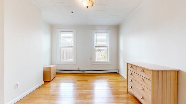 Primary Photo - 466 Monmouth St