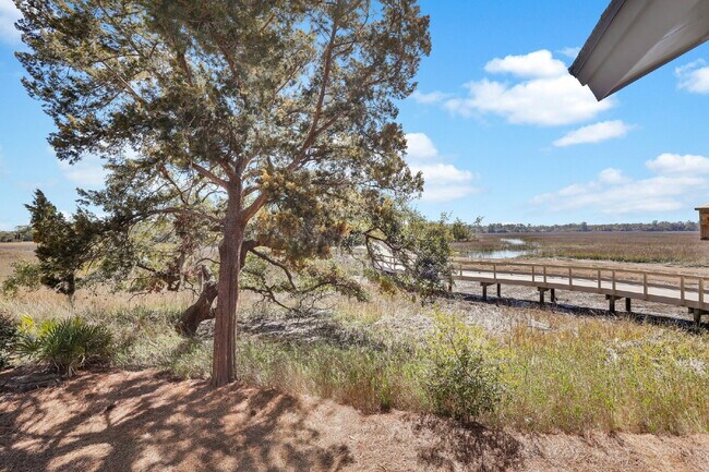 Building Photo - "Coastal Comfort Awaits: Spacious 3-Bed, 3-Bath Furnished Retreat in Moss Creek on the Marsh!"