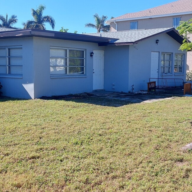 Building Photo - 1213 SW 48th Ter