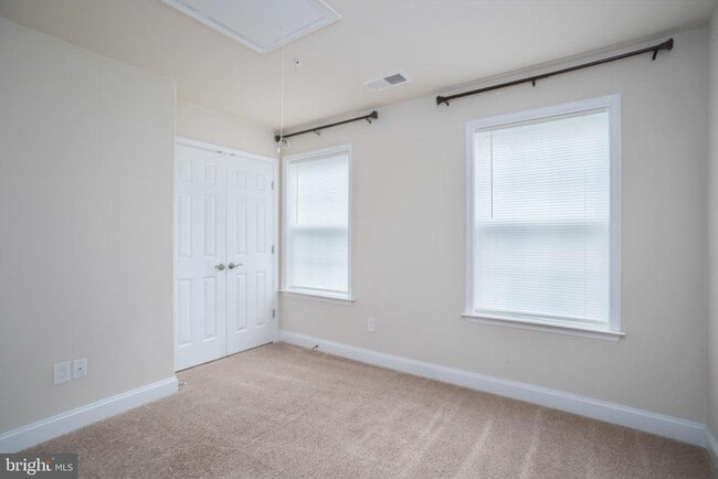 Building Photo - 327 Sydney Ln