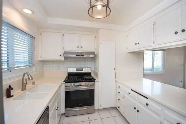 Building Photo - Walk to the Beach