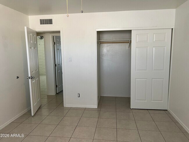 Building Photo - 1622 E Del Rio Dr