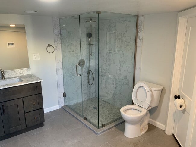 Building Photo - Beautifully remodeled 3 bedroom 2 bath Pin...