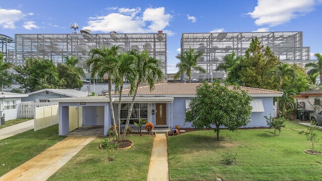 Building Photo - 1820 SW 22nd Ave