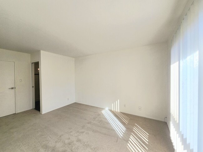 Building Photo - Top floor large 2 bed 2 bath open views at Woodlake