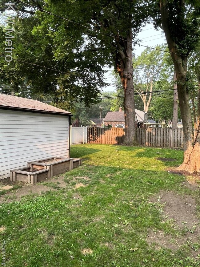 Building Photo - 1414 Owana Ave