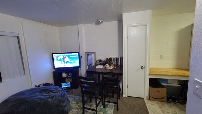 Building Photo - Studio Apartment - Available August 10th