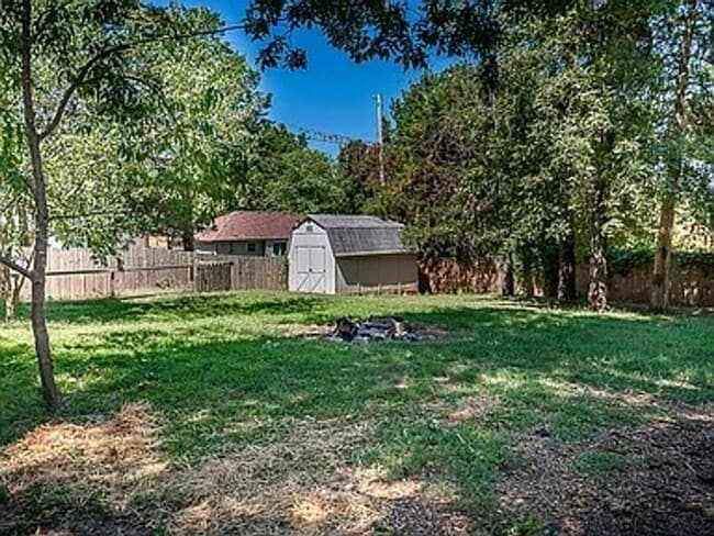 Building Photo - 3 Bed 2 Bath 2 Car Garage 1/2 off 1st Months Rent