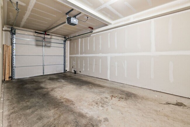 Building Photo - Immaculate Urban Townhome in Famed Alaska ...