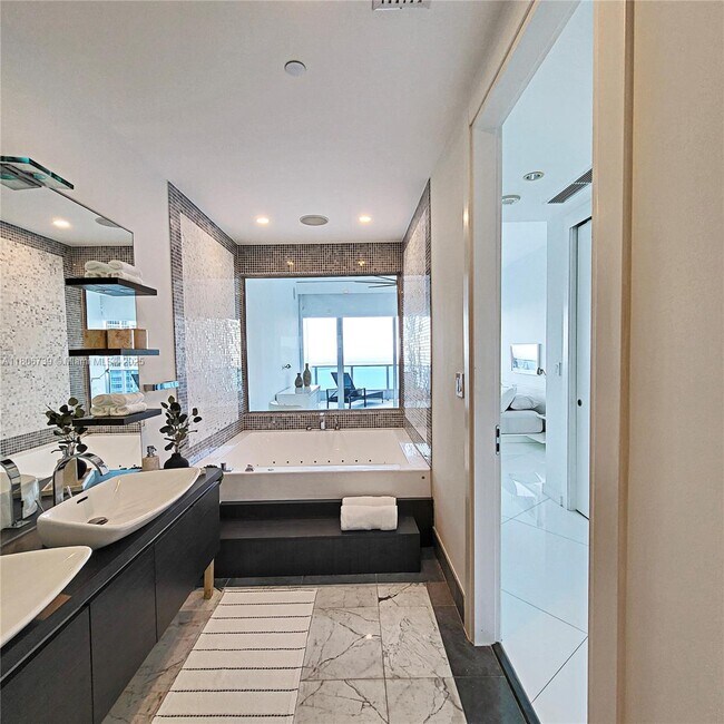 Building Photo - 200 Biscayne Blvd Way