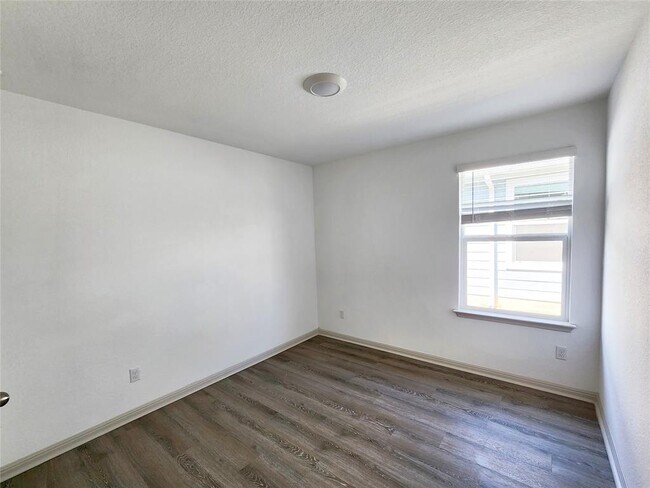 Building Photo - 205 Sweetwater Crk Ln