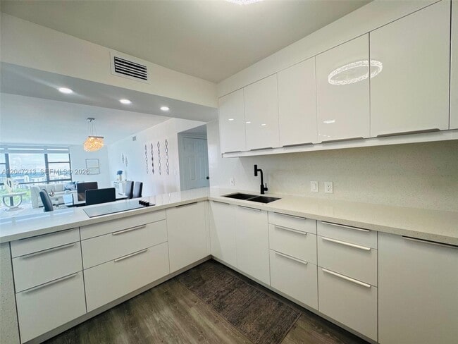 Building Photo - 3625 N Country Club Dr