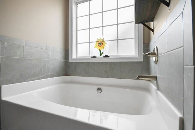 Building Photo - Pet Friendly Three Bedroom!