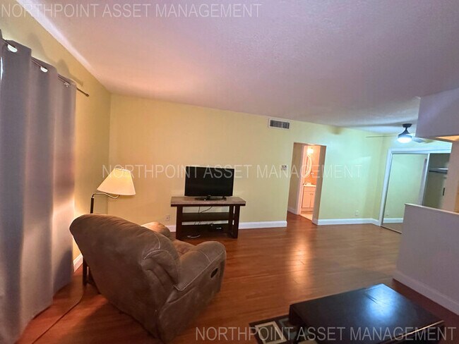 Building Photo - Welcome to charming 2-bedroom, 1-bathroom home in  Fort Lauderdale