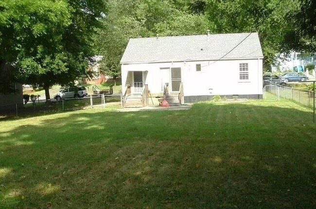 Building Photo - 3 BR / 1 BA Cozy Cape in West End