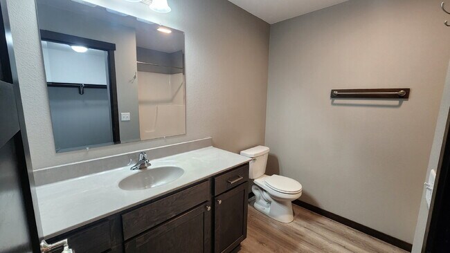 Building Photo - Modern 2 Bedroom, 2 Bathroom Residence wit...
